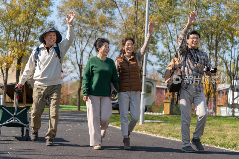 一群中老年人在房车露营地度假