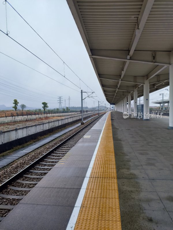 空旷的火车站台铁轨场景