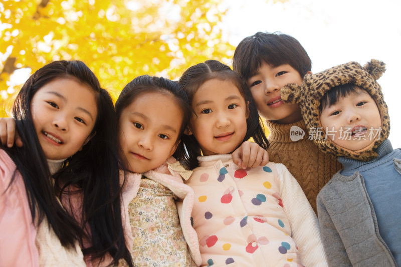 可爱的男孩女孩在户外玩耍