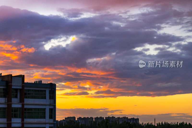 城市日落天空与建筑景观