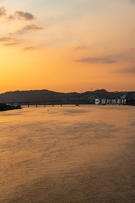 黄昏时的湖南株洲湘江风光带城市景观