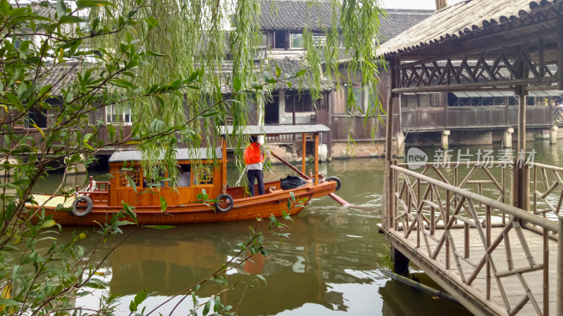 水乡船夫划船场景