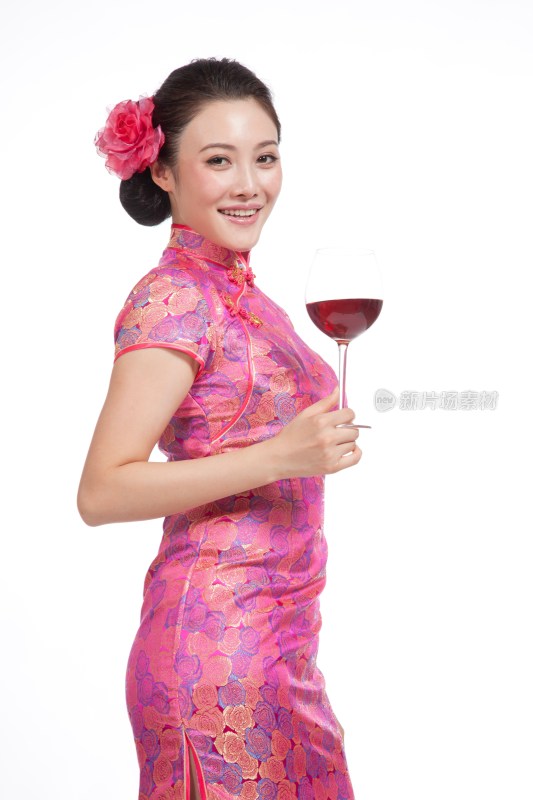 棚拍身穿中国传统服装的年轻女人端酒杯