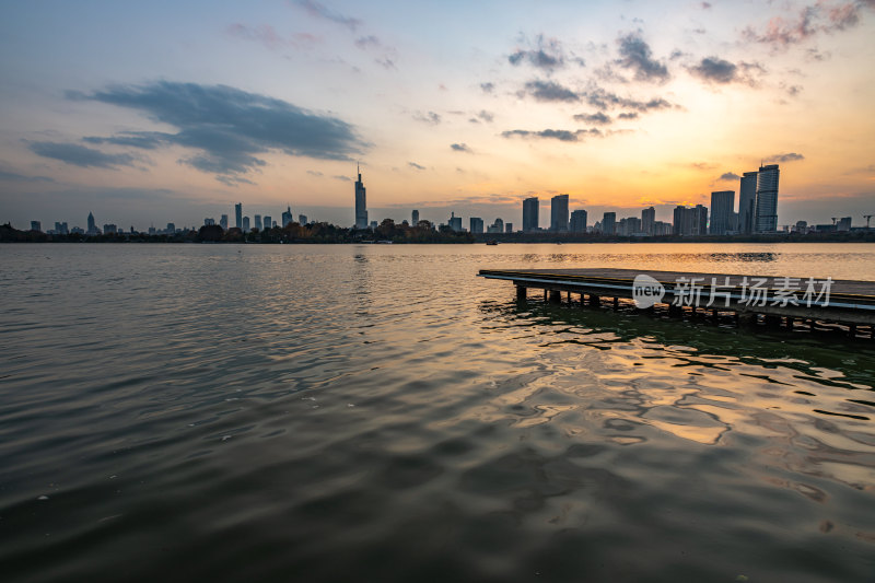 黄昏夕阳南京玄武湖城市建筑景观