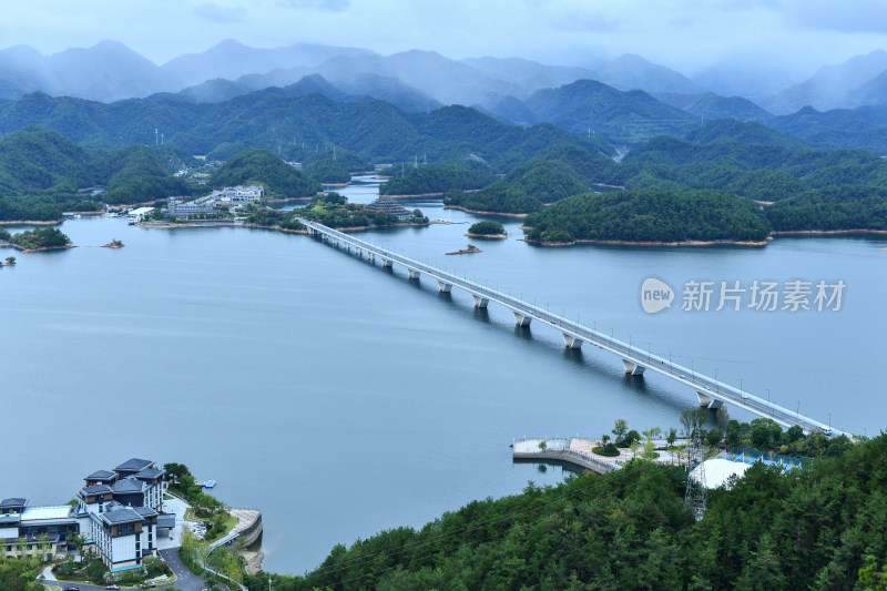 天屿山顶俯视千岛湖大桥，千岛湖自然风光