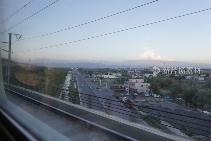 列车视角下的城郊道路景观