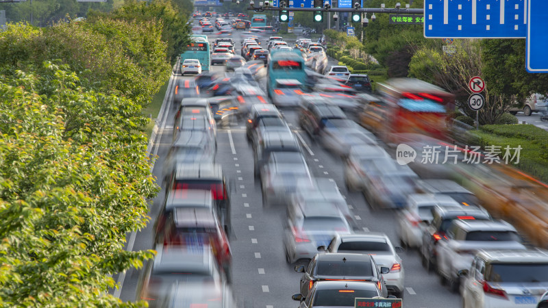 车水马龙的城市道路拥堵景象