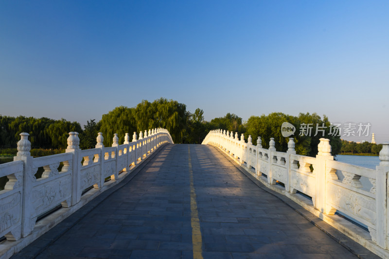 装饰精美的户外石桥景观