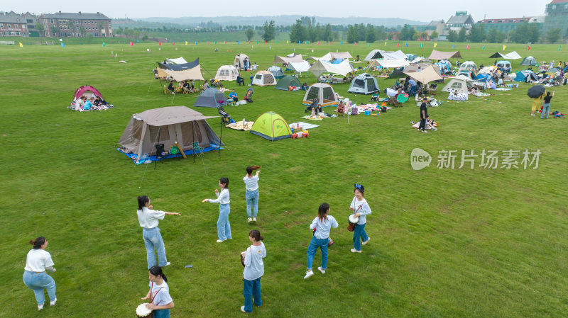 六一儿童节绿色草坪上亲自露营