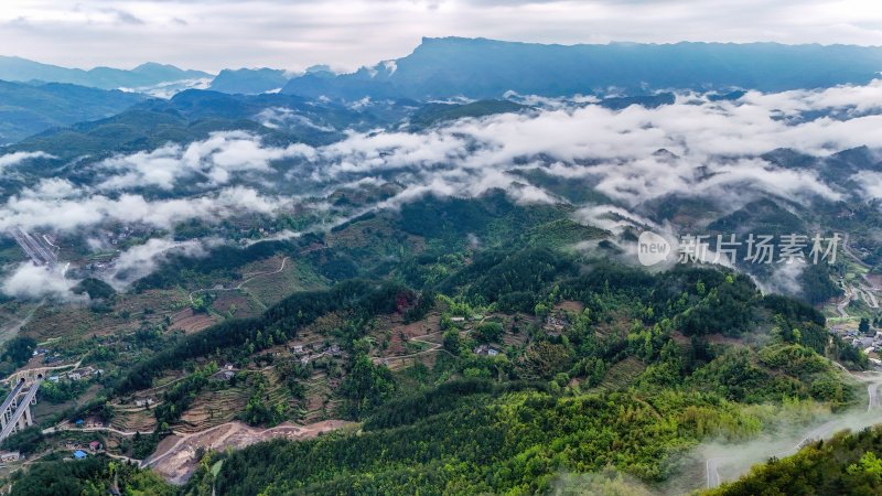 重庆酉阳：雾漫缭绕美青山