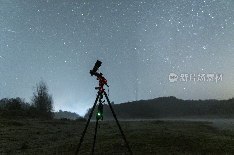 户外三脚架天文望远镜观测星空夜景