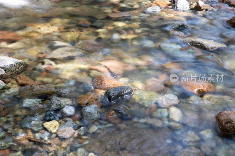 慢门拍摄大山里流淌的溪水