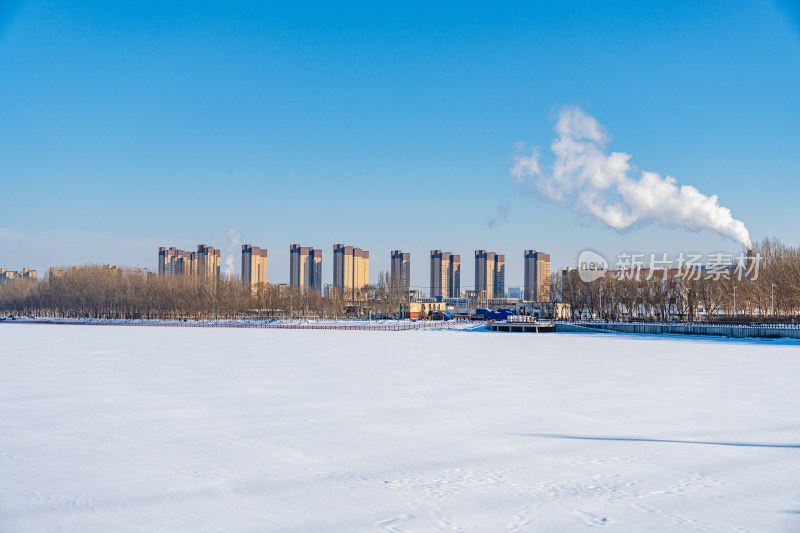 积雪覆盖的城市河岸线景观