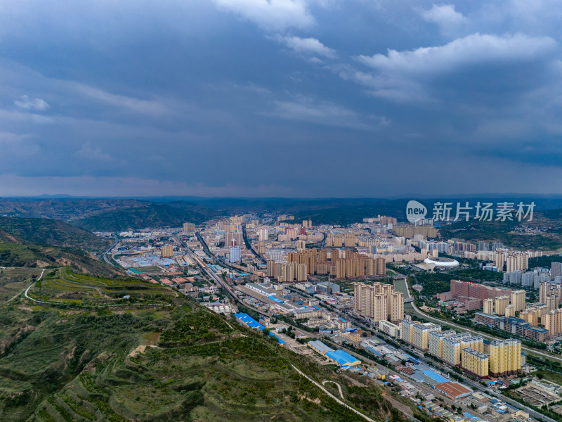 城市乌云雨季航拍图