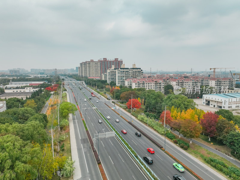 航拍昆山道路上的秋冬景色