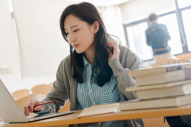 大学生在教室里学习