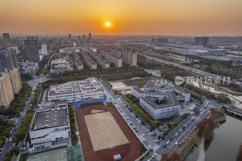 学校操场的塑胶跑道和落日