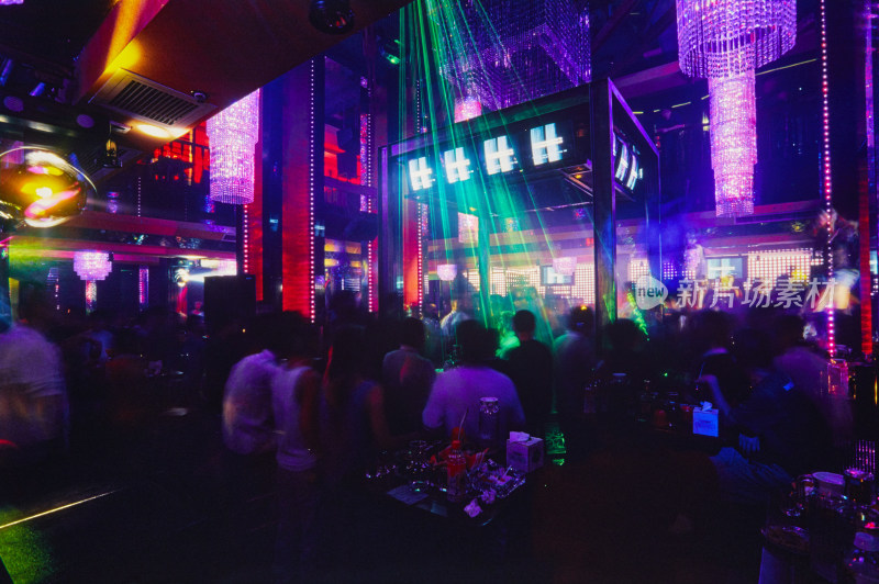 现代城市酒吧灯光人影舞动【反转胶片】