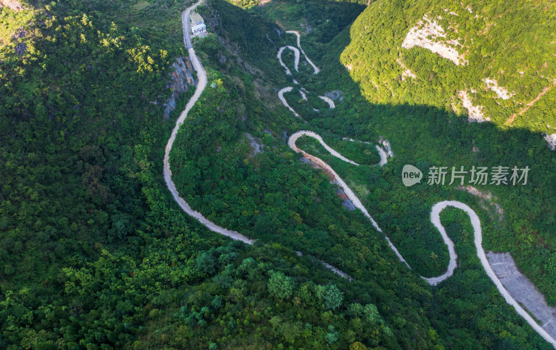 乌蒙山深处盘山公路