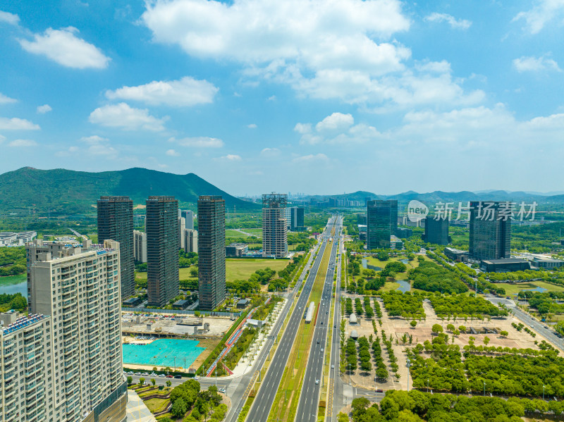 夏季蓝天白云水晶天的苏州科技城太湖大道