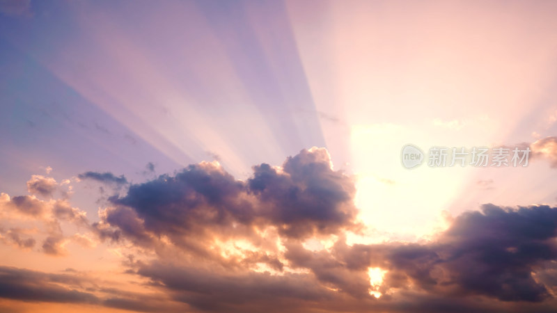 天空夕阳晚霞阳光照射云层耶稣光丁达尔效应