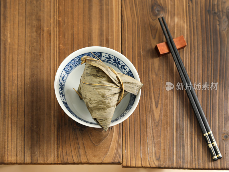 桌面上摆放着的中国传统节日端午节美食粽子