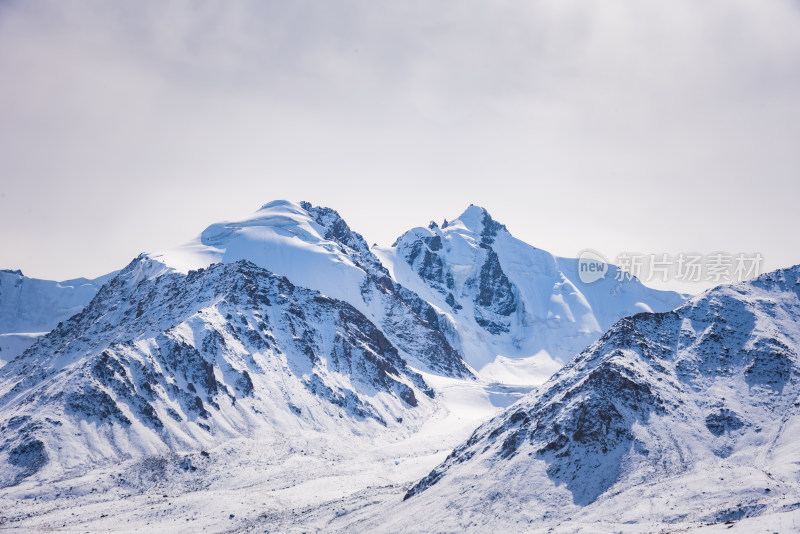 新疆天山山脉雪山山峰山脉