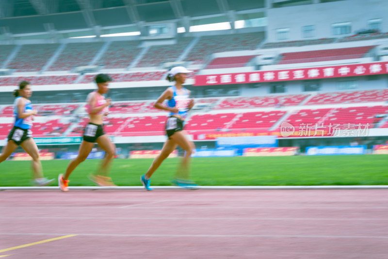 运动员在体育场跑步竞赛
