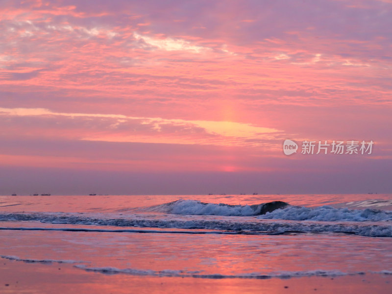 海滨晨霞：海天一色的梦幻时刻