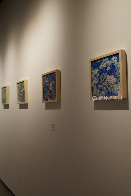 繁花美术画展艺术展厅内的装置艺术作品