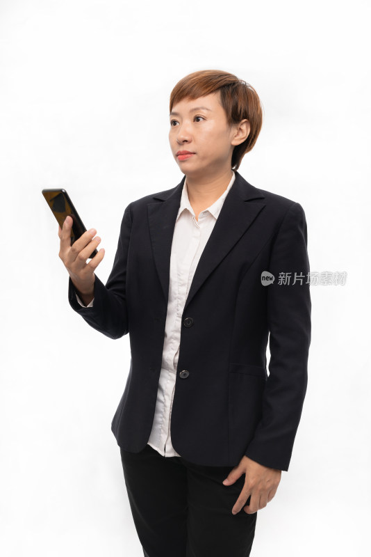站在白色背景前着职业装使用手机的中国女性