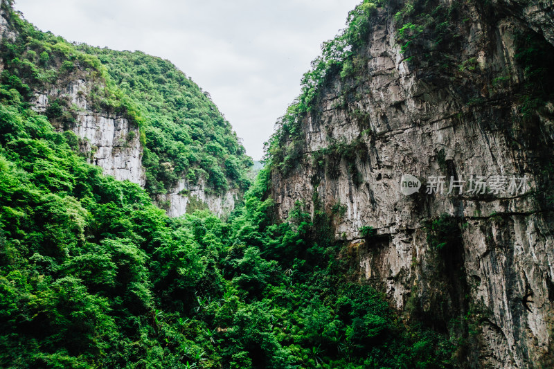 安顺格凸河风景区燕子洞穿上洞