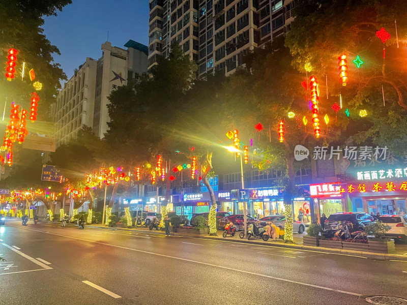 挂满彩灯的城市街道夜景