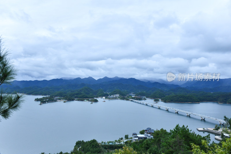 天屿山顶俯视千岛湖大桥，千岛湖自然风光