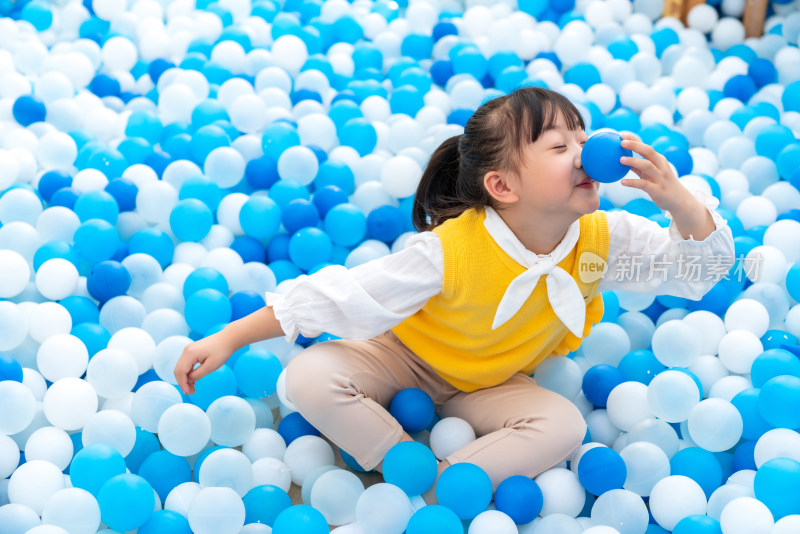 快乐的小女孩在玩海洋球