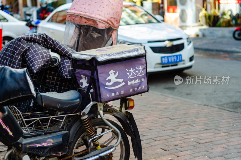 路边停放的达达配送电动车