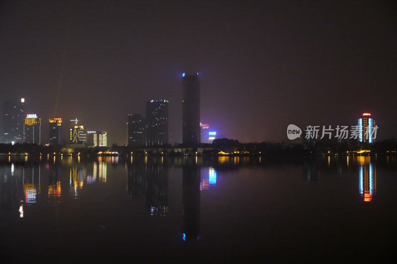 南京玄武湖畔夜景