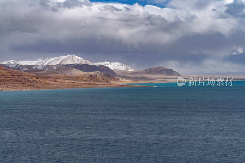 西藏阿里地区当若雍措雪山湖泊的壮阔景色