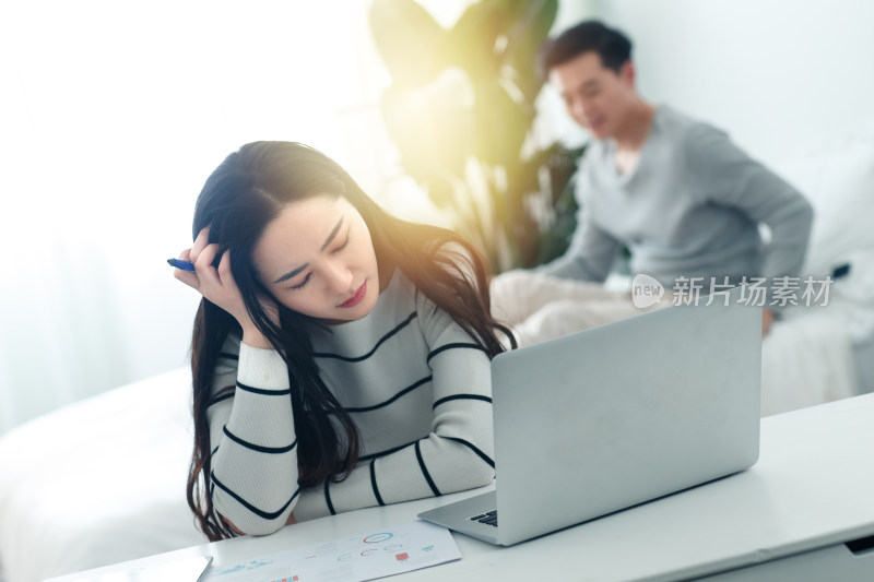 青年女人在家使用电脑