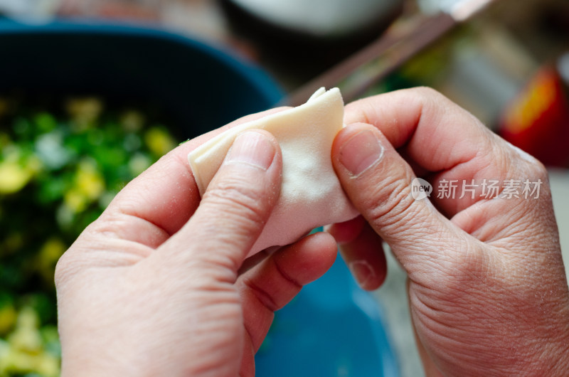 双手包馄饨特写