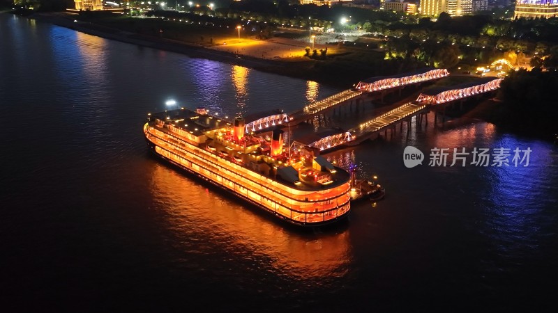 湖北武汉长江江滩知音号游轮夜景旅行游玩