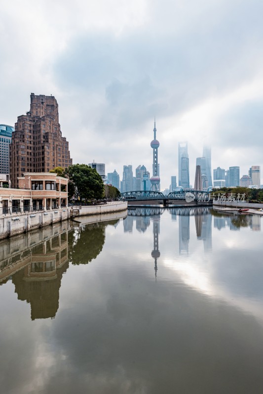 上海城市河流旁的高楼景观