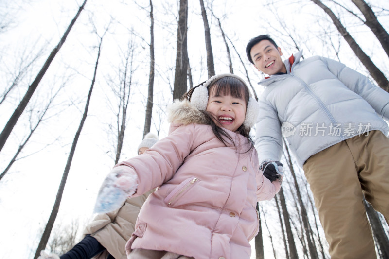 快乐父女在户外玩耍