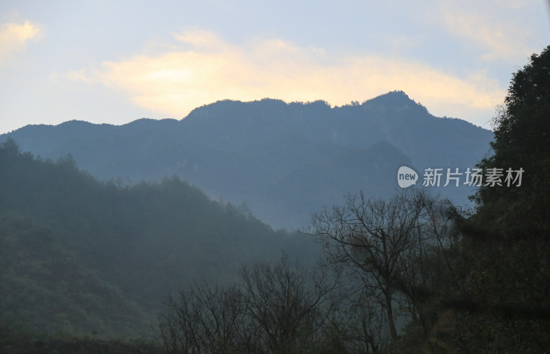 晨曦中的山野