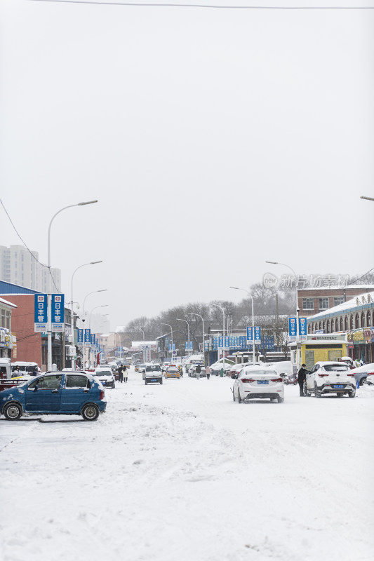 冬天暴雪覆盖的街道