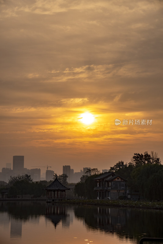 山东济南大明湖日出