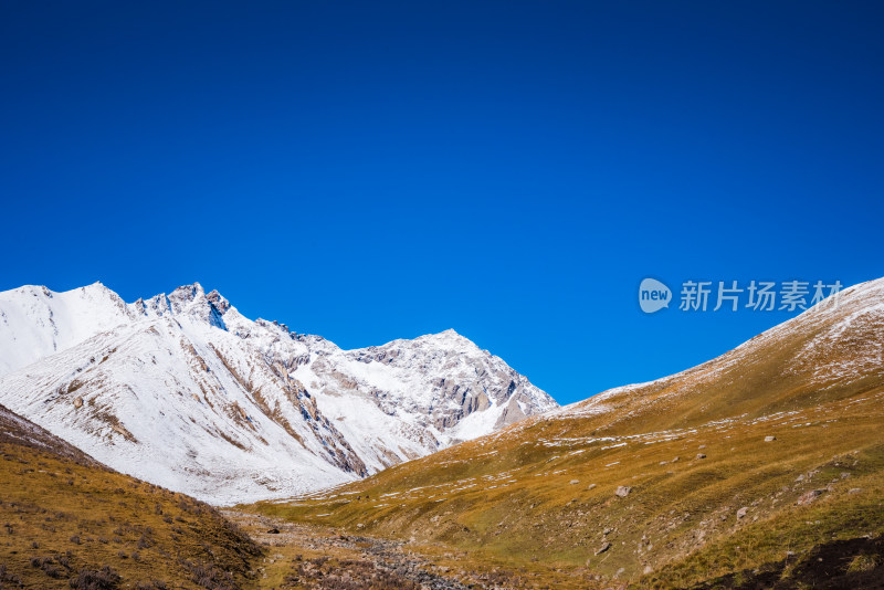 新疆天山山脉雪山山峰山脉