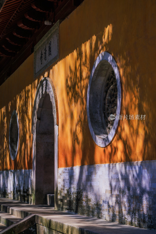 天台国清寺黄墙圆窗光影景致