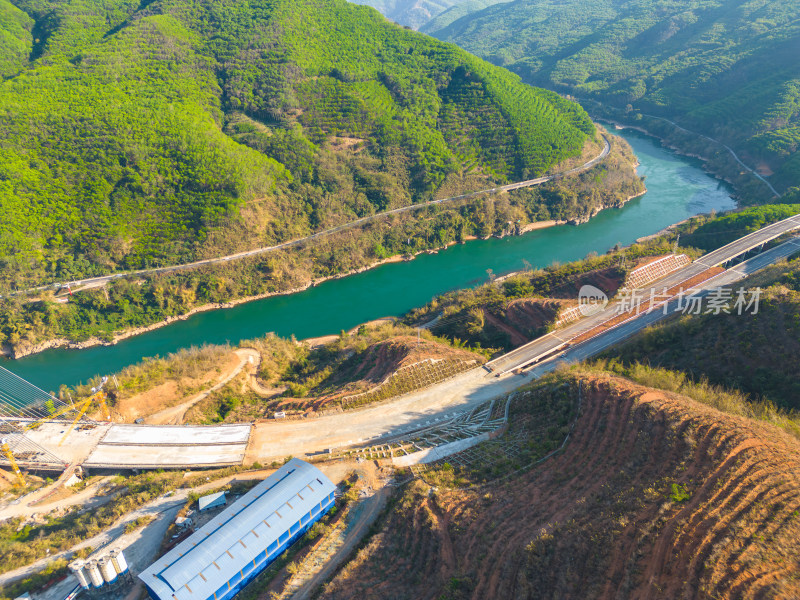 航拍澜沧江和旁边的蜿蜒公路