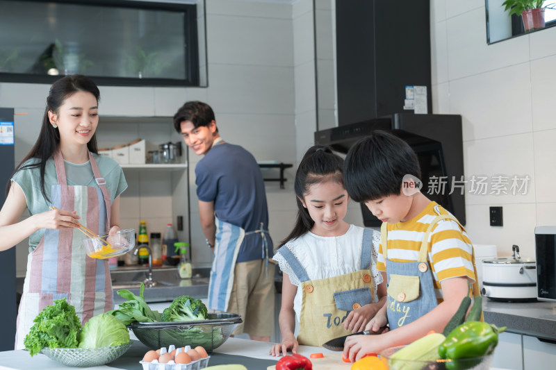 年轻父母教孩子学做饭